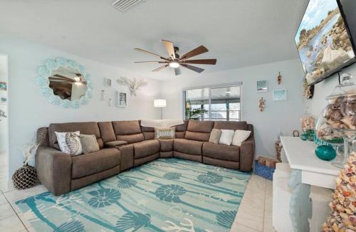 Tropic House | Coral Cove 3 Bed 2 Bath Pool Home in Melbourne