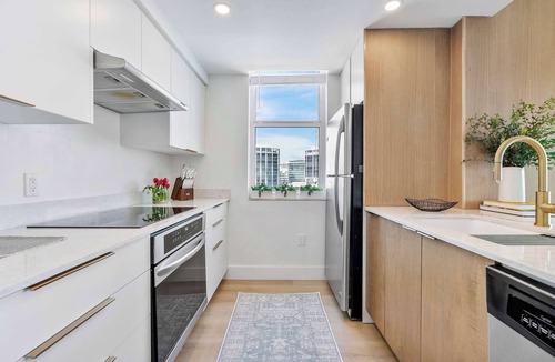 Coconut Grove Apartment | Corner Suite with Panoramic Ocean Views