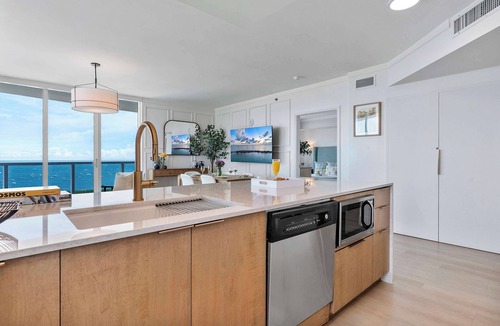 Coconut Grove Apartment | Corner Suite with Panoramic Ocean Views