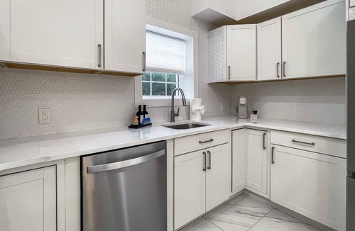 Cos Cob Cottage | Cos Cob Cottage- Full Kitchen, Pet Friendly