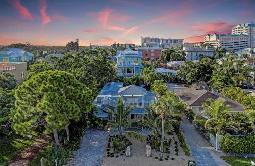 Sarasota House | Cottage on Lido Key - One block to Beach Pool