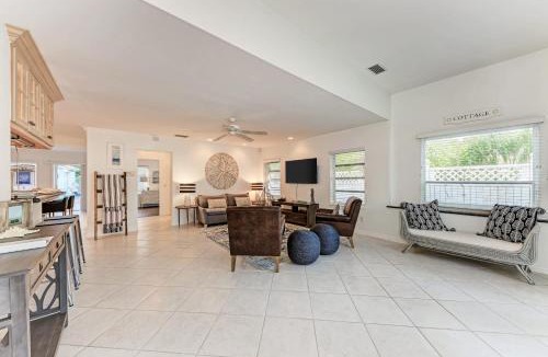 Sarasota House | Cottage on Lido Key - One block to Beach Pool