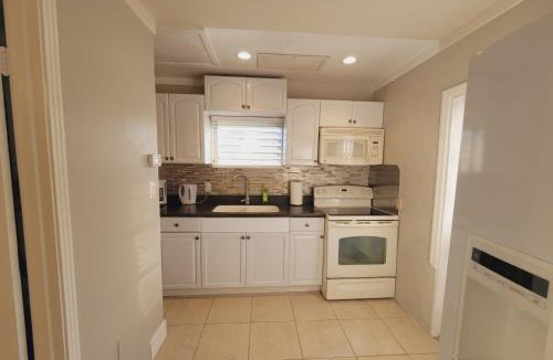 Laurel House | Cottage on Walking Distance To Nokomis Beach