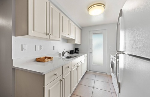 Sarasota House | Couples Beach Getaway, 3 houses from the beach! - Summer Lovin'