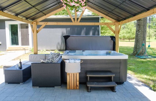 Wilton Manors House | Couples Romantic Escape Hot Tub Fireplace