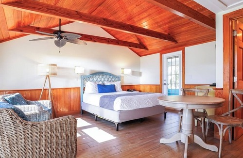 Captiva Hotel | Courtyard Cottage | Porch & Pool | Steps from Captiva Beach