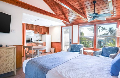 Captiva Hotel | Courtyard Cottage | Porch & Pool | Steps from Captiva Beach