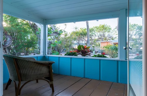 Captiva Hotel | Courtyard Cottage | Porch & Pool | Steps from Captiva Beach
