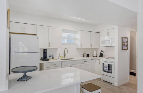Tropic Apartment | Cozy 1-bedroom apartment in serene Melbourne with AC