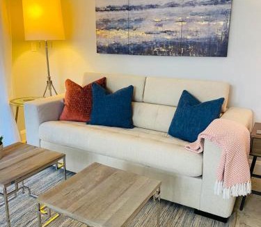 Coconut Grove House | Cozy 1 bedroom unit located in a Condo Hotel in the heart of Coconut Grove Free Parking