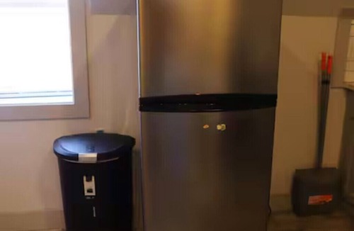 Forest Hill Apartment | Cozy 2-bedroom apartment in brilliant Newark with AC