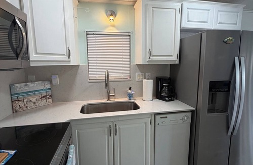 North Naples Cottage | Cozy 2-bedroom cottage with AC in quaint Naples