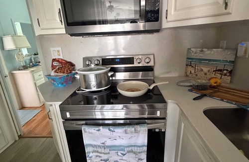 North Naples Cottage | Cozy 2-bedroom cottage with AC in quaint Naples