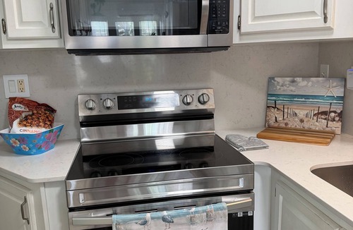 North Naples Cottage | Cozy 2-bedroom cottage with AC in quaint Naples