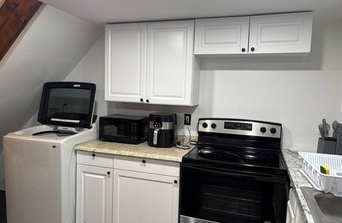 North Philadelphia House | Cozy 2-bedroom house in enjoyable Philadelphia w AC near St.Christopher Hospital