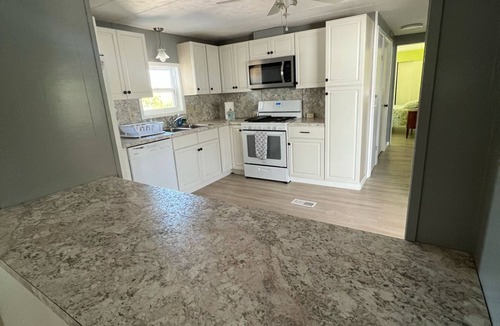 Marathon House | Cozy 2-bedroom mobile home in enchanting Marathon with WiFi, AC.