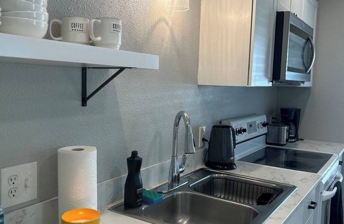Pebble Beach Condo | Cozy 2 BR/2 BA condo, screened porch in serene Rotonda West