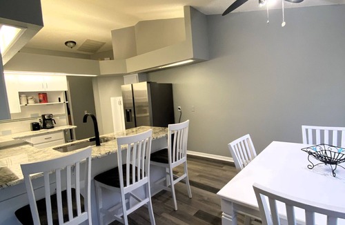 Lakeland House | Cozy 3/2 in the Middle of all the action Sleeps 7 3 beds 2 bath & air mattress