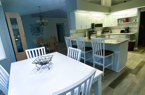 Lakeland House | Cozy 3/2 in the Middle of all the action Sleeps 7 3 beds 2 bath & air mattress