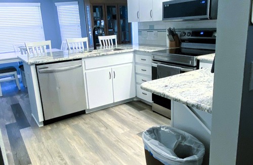 Lakeland House | Cozy 3/2 in the Middle of all the action Sleeps 7 3 beds 2 bath & air mattress