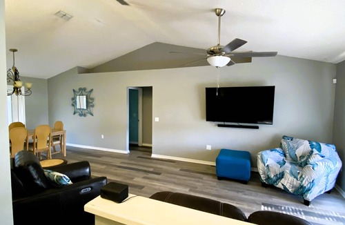 Lakeland House | Cozy 3/2 in the Middle of all the action Sleeps 7 3 beds 2 bath & air mattress