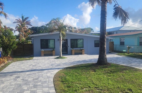 Palm City House | Cozy 3 bedroom home, walking distance to The Patio and restaurants in Palm City.