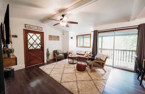 Mill Ridge Cabin | Cozy 3-bedroom treehouse in Banner Elk minutes from hiking, skiing & more!