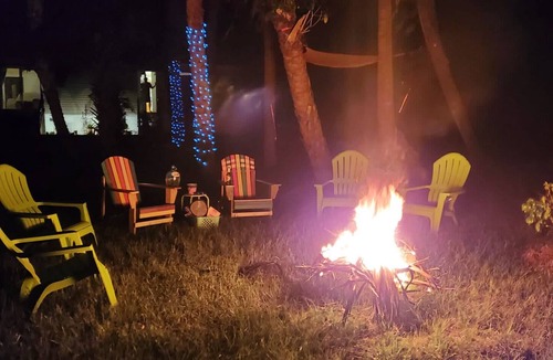 Clewiston House | Cozy 3br lake house: perfect for cozy star gazing by the firepit & fishing fun.