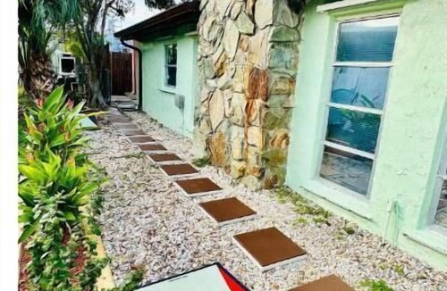 Iona House | Cozy 4 Bedrooms near Sanibel/FM Beaches
