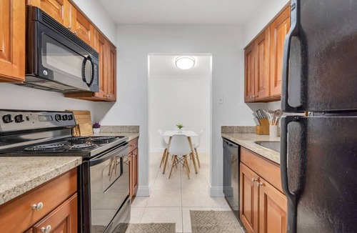 SoHo Apartment | Cozy Bayshore Stay | Free Parking + Pool & Gym
