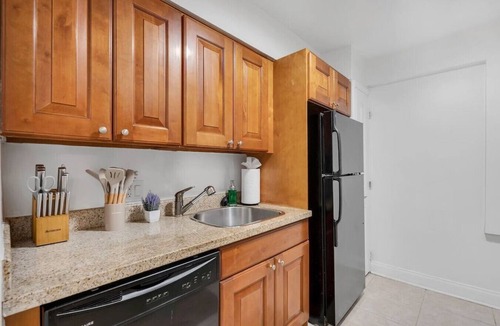SoHo Apartment | Cozy Bayshore Stay | Free Parking + Pool & Gym