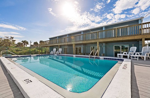 Melbourne Beach House | Cozy Beach Escape -saltwater pool - Poolside Suite
