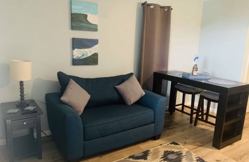 Melbourne Beach House | Cozy Beach Escape -saltwater pool - Poolside Suite