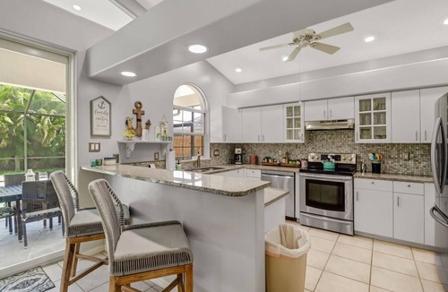 Naples Park Apartment | Cozy Beach House - 5 minutes from Vanderbilt Beach