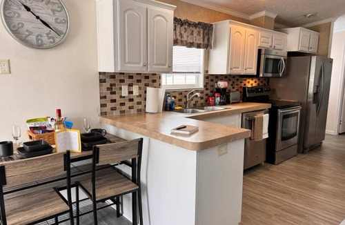 Bayshore Gardens Cottage | “Cozy Bradenton Cottage: near IMG academy/smart tv/fireplace/canopy bed tv!