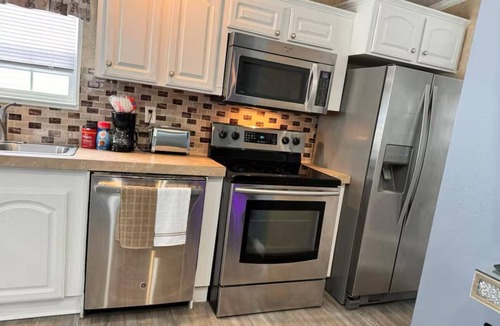 Bayshore Gardens Cottage | “Cozy Bradenton Cottage: near IMG academy/smart tv/fireplace/canopy bed tv!