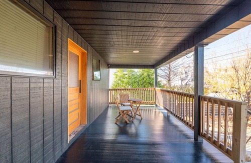 Queens Apartment | Cozy Bright Rockaway Beach House Very Close to Train and Ferry