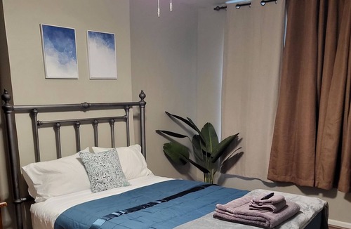 East New York House | Cozy Brooklyn Home. Close to trains and 15 minutes from the JFK airport.