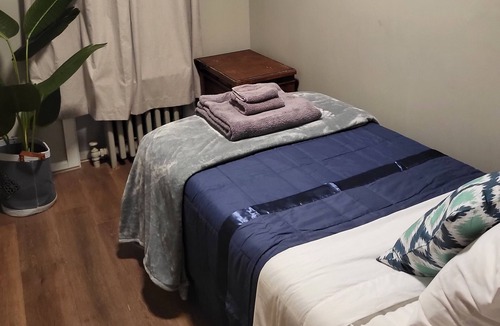 East New York House | Cozy Brooklyn Home. Close to trains and 15 minutes from the JFK airport.