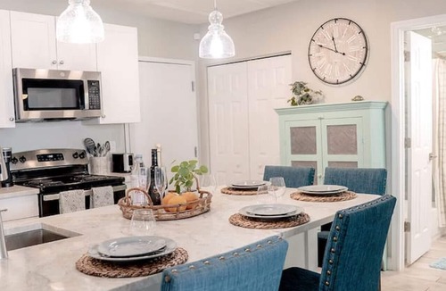 Dunedin House | Cozy Coastal Cottage - Whole House! Sleeps 10!