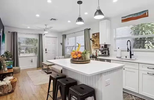Lake Worth House | Cozy Cottage - Beach Bliss Meets Downtown Charm!