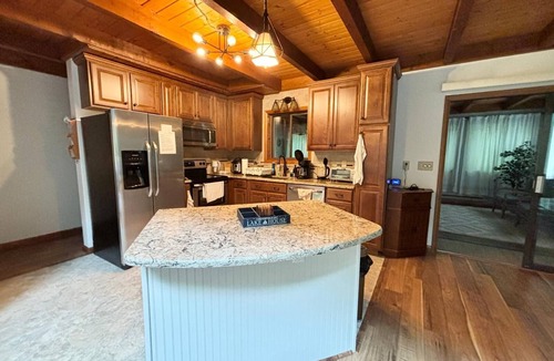 Hamlin Cottage | Cozy Cottage in Amenity Filled Hideout. Calendar just opened for Summer dates