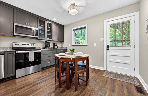 Black Mountain House | Cozy Cottage - Walk to Town