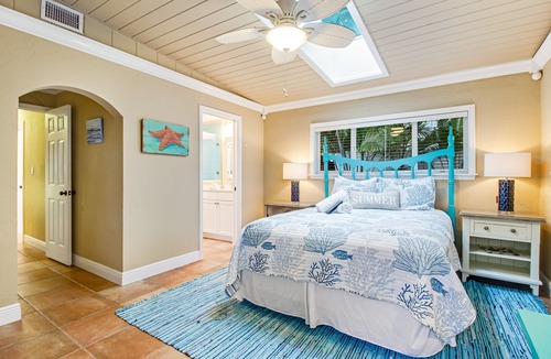 Holmes Beach House | Cozy cottage with pool & great location only steps from the beach