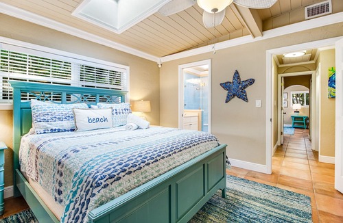 Holmes Beach House | Cozy cottage with pool & great location only steps from the beach