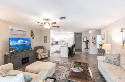 Englewood Cottage | Cozy Duplex w/Lanai! Close to Beaches!