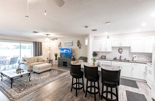 Englewood Cottage | Cozy Duplex w/Lanai! Close to Beaches!