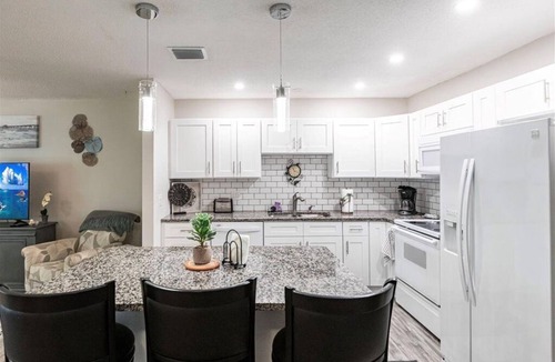 Englewood Cottage | Cozy Duplex w/Lanai! Close to Beaches!