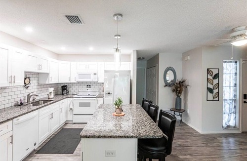 Englewood Cottage | Cozy Duplex w/Lanai! Close to Beaches!