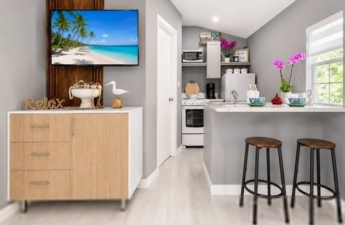 Miramar House | Cozy Escape Free Parking Private Patio